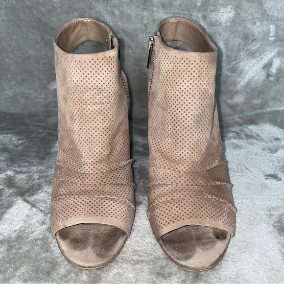 Vince Camuto Taupe Suede Perforated Peep Toe Ankle Booties Chunky Heel Sz 9 - Picture 2 of 12